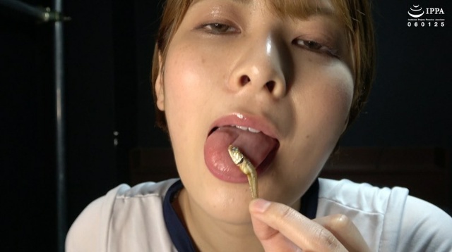 [Giant Woman & Mouth] "Popular actress Satsuki Toyooka's giant woman's teeth and throat observed as she licks her tongue and chews!!!"